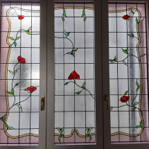 finestra con fiori rossi