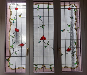 finestra con fiori rossi